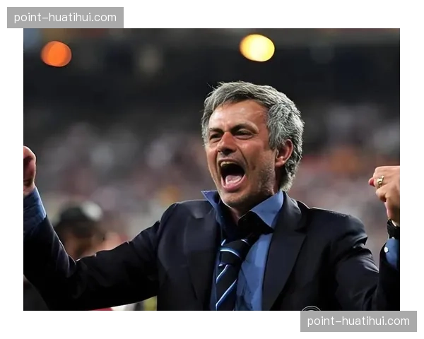 穆里尼奥现场观战罗马德比，与弗里德金家族一同现身看台