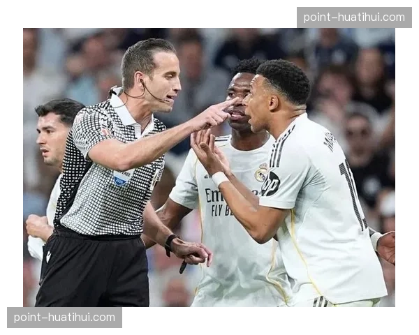 姆巴佩肘击争议未获点球，裁判判罚再成焦点